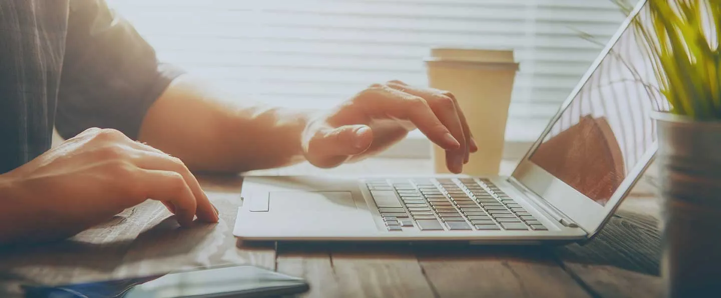 6-tips-blog-post User browsing small business website