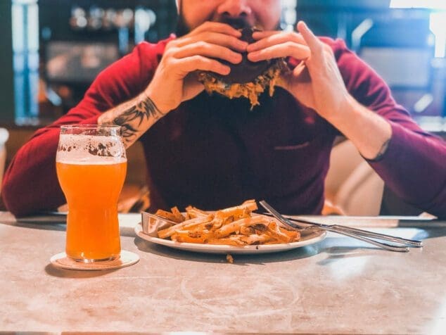 restaurant-burger-brew-min Lifestyle photography customer eating pulled pork sandwich